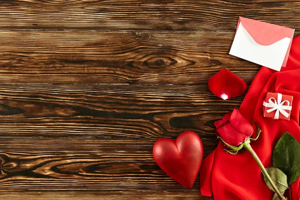 Feliz Concepto San Valentín Composición Cerca Con Regalos Envueltos Papel —  Fotos de Stock