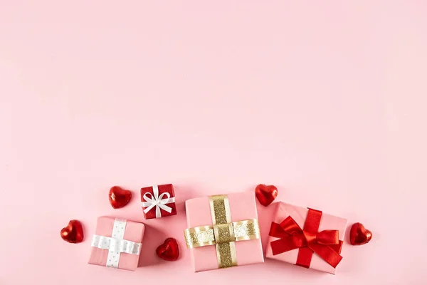 Днем Святого Валентина Закройте Композицию Подарками Завернутыми Цветную Бумагу Завязанными — стоковое фото