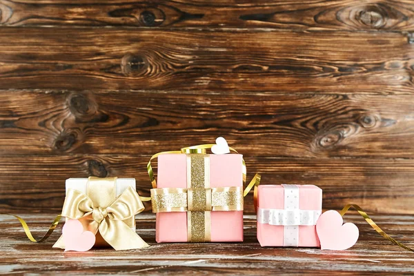 情人节快乐的概念 用五颜六色的纸包裹着礼物 用缎子弓绑在一起 传统情侣白天的节日属性 复制空间 顶部视图 — 图库照片