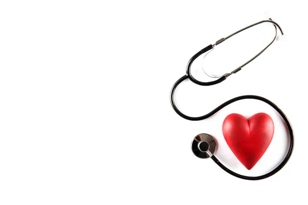 心臓病の認識と予防のコンセプトです 多くのコピーのテキストのための領域と分離白地聴診器と赤の心 クローズ アップ トップ ビュー 心臓医療機器 — ストック写真