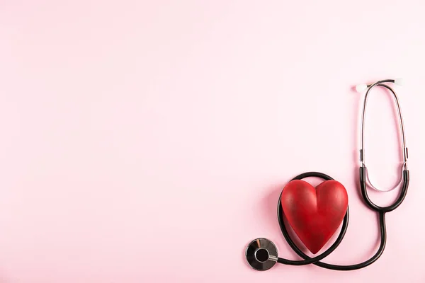 Szívbetegség Tudatosításának Megelőzésének Koncepció Sztetoszkóp Piros Szív Halvány Rózsaszín Elszigetelt — Stock Fotó