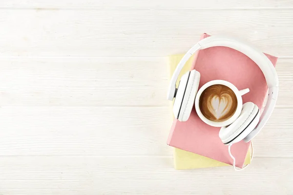 Elektronik audiobook vs normal kağıt kavramı kitap. Tablo boş renkli kapakları ve beyaz kulaklık ile farklı renk ciltli kitap yığını. Eski ve yeni. Yakın çekim, uzay, arka plan kopya.