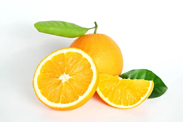 Крупним Планом Зображення Соковитих Органічних Цілих Наполовину Апельсинів Зеленим Листям — стокове фото
