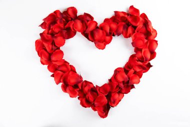 Romantik mutlu sevgililer günü düğün davetiyesi, kadın gün kavramı kartpostal. Beyaz arka plan koyu kırmızı, kırmızı, koyu kırmızı gül yaprakları ile kaplı. Üstten görünüm, yakın, uzay, alay kopyalayın.