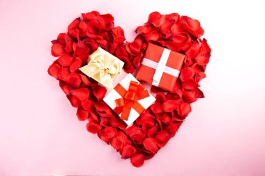 Romantik mutlu sevgililer günü düğün davetiyesi, kadın gün kavramı kartpostal. Beyaz arka plan koyu kırmızı, kırmızı, koyu kırmızı gül yaprakları ile kaplı. Üstten görünüm, yakın, uzay, alay kopyalayın.