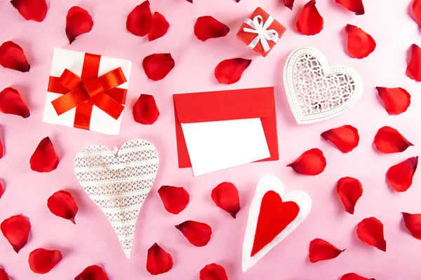 ロマンチックな幸せなバレンタインの日グリーティング カード 結婚式の招待状 女性の日の概念 白い背景は深い赤 深紅のバラの花びらで覆われています クローズ アップ 平面図 模擬空間にコピー — ストック写真