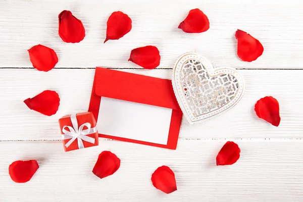 ロマンチックな幸せなバレンタインの日グリーティング カード 結婚式の招待状 女性の日の概念 白い背景は深い赤 深紅のバラの花びらで覆われています クローズ アップ 平面図 模擬空間にコピー — ストック写真