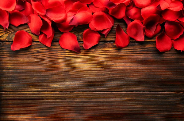 ロマンチックな幸せなバレンタインの日グリーティング カード 結婚式の招待状の概念 フレームは暗い木の床に赤 深紅のバラの花びらから成っています クローズ アップ トップ ビュー スペースをコピー — ストック写真