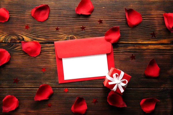 ロマンチックな幸せなバレンタインの日グリーティング カード 結婚式の招待状の概念 豊富な赤 深紅のバラの花びらと暗い木製の床に宝石箱 クローズ アップ トップ ビュー スペースをコピー — ストック写真