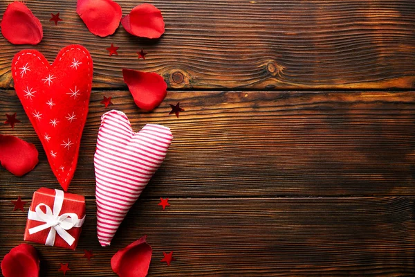 Romantische Glückwunschkarte Zum Valentinstag Hochzeitseinladungskonzept Satte Rote Scharlachrote Purpurrote Rosenblätter — Stockfoto