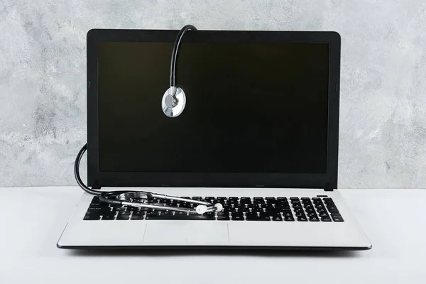 소프트웨어 개념입니다 의사의 테이블 노트북 화면에 컴퓨터입니다 클로즈업 — 스톡 사진