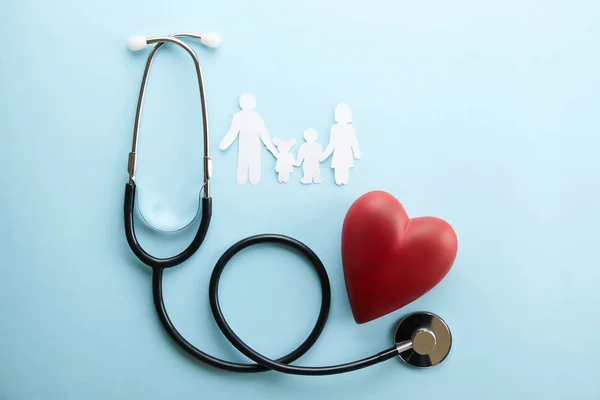 家庭健康 人寿保险概念 以家庭 儿子和女儿为形式的纸链 蓝色背景下的听诊器声学医疗设备 顶视图 平坦的布局 复制空间 — 图库照片