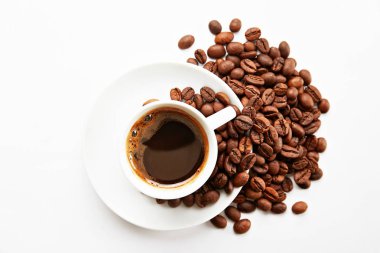 Metin için bir sürü yer Kopyala ile beyaz tabloda kahve fincanı kavrulmuş kahverengi fasulye ile dağınık. Düz yatıyordu kompozisyon. Yakın çekim, görünümü, arka plan top.