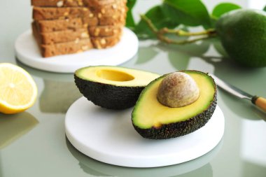 Vegan çavdar ekmeği tost sandviç laktoz ücretsiz peynir yayıldı. Besin yoğun avokado meyve kalp sağlıklı tekli doymamış yağ ahşap tahta üzerinde tam. Yakın çekim, kopya alanı, üstten görünüm, arka plan.