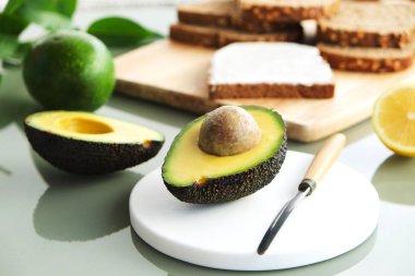 Vegan çavdar ekmeği tost sandviç laktoz ücretsiz peynir yayıldı. Besin yoğun avokado meyve kalp sağlıklı tekli doymamış yağ ahşap tahta üzerinde tam. Yakın çekim, kopya alanı, üstten görünüm, arka plan.