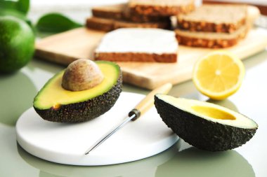 Vegan çavdar ekmeği tost sandviç laktoz ücretsiz peynir yayıldı. Besin yoğun avokado meyve kalp sağlıklı tekli doymamış yağ ahşap tahta üzerinde tam. Yakın çekim, kopya alanı, üstten görünüm, arka plan.