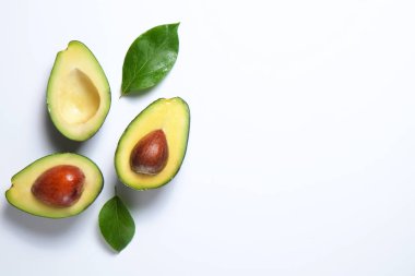 Yaprak ve yarıya besin yoğun avokado meyve dilimleri dolu kalp sağlıklı tekli doymamış yağ izole beyaz arka plan üzerinde kopya alanı için metin ile en az kompozisyonu. Yakın çekim, görünümü top.