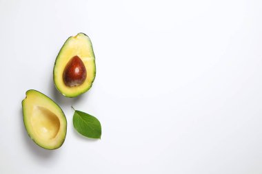 Yaprak ve yarıya besin yoğun avokado meyve dilimleri dolu kalp sağlıklı tekli doymamış yağ izole beyaz arka plan üzerinde kopya alanı için metin ile en az kompozisyonu. Yakın çekim, görünümü top.