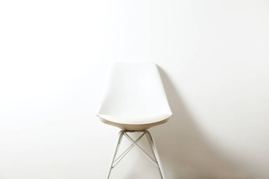 Empy loft tarzı sandalye boş duvar arka plan zekâ kopya alanı metin için bir sürü üzerinde. Kullanılabilir iş konum, röportaj ve müzakerelerin kavramı.