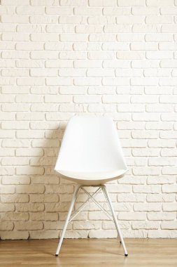 Empy loft tarzı sandalye boş duvar arka plan zekâ kopya alanı metin için bir sürü üzerinde. Kullanılabilir iş konum, röportaj ve müzakerelerin kavramı.