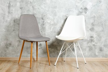 Empy loft tarzı sandalye boş duvar arka plan zekâ kopya alanı metin için bir sürü üzerinde. Kullanılabilir iş konum, röportaj ve müzakerelerin kavramı.