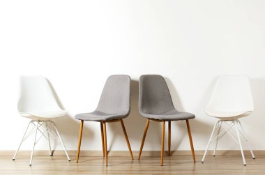 Yüce stil sandalye üzerinde oturan kimse ile. Mevcut koltuk.