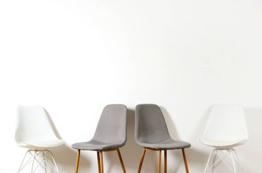 Yüce stil sandalye üzerinde oturan kimse ile. Mevcut koltuk.