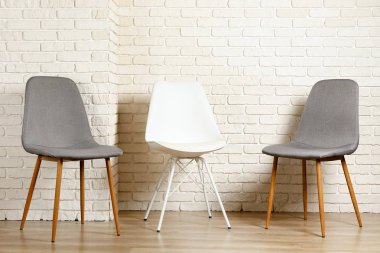 Yüce stil sandalye üzerinde oturan kimse ile. Mevcut koltuk.