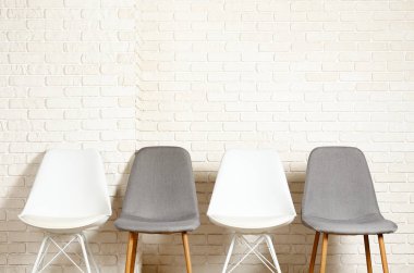 Yüce stil sandalye üzerinde oturan kimse ile. Mevcut koltuk.