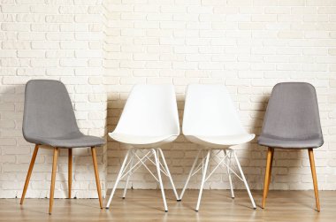 Yüce stil sandalye üzerinde oturan kimse ile. Mevcut koltuk.