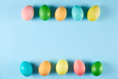 Geleneksel boyalı Paskalya yumurta kavramı. Üstten Görünüm kompozisyon.