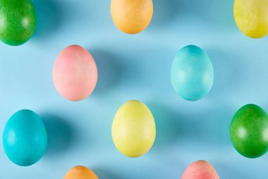 Geleneksel boyalı Paskalya yumurta kavramı. Üstten Görünüm kompozisyon.