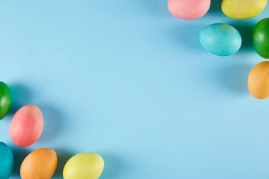 Geleneksel boyalı Paskalya yumurta kavramı. Üstten Görünüm kompozisyon.