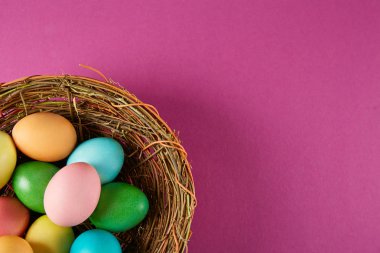 Geleneksel boyalı Paskalya yumurta kavramı. Üstten Görünüm kompozisyon.