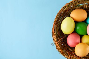 Geleneksel boyalı Paskalya yumurta kavramı. Üstten Görünüm kompozisyon.