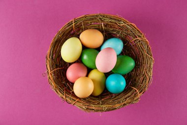 Geleneksel boyalı Paskalya yumurta kavramı. Üstten Görünüm kompozisyon.