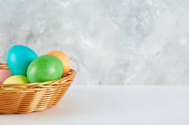 Geleneksel boyalı Paskalya yumurta kavramı. Üstten Görünüm kompozisyon.