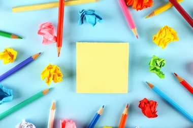 Yaratıcılık akış kavramı. Mavi kağıt arka plan.