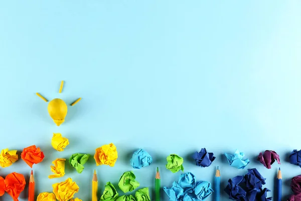 Conceito de fluxo de criatividade. Fundo de papel azul . — Fotografia de Stock