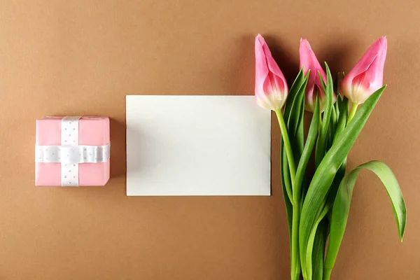 Conceito de humor de primavera. Arranjo de flores cor-de-rosa com muito espaço de cópia para texto . — Fotografia de Stock