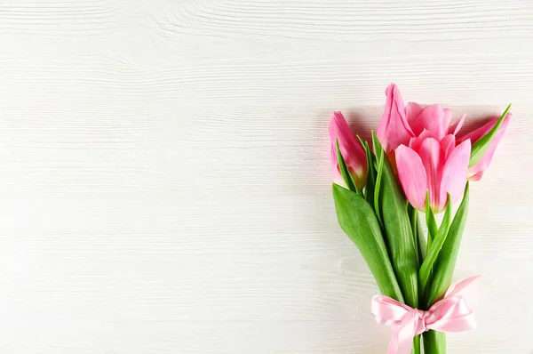 Tavaszi hangulat koncepció. Rózsaszín virágok kötött egy csomó hely másol a szöveg. — Stock Fotó