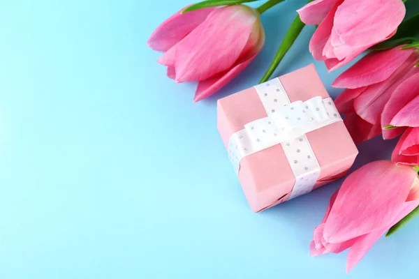 Conceito de humor de primavera. Arranjo de flores cor-de-rosa com muito espaço de cópia para texto . — Fotografia de Stock