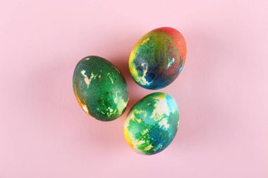 Geleneksel boyalı Paskalya yumurta kavramı. Üstten Görünüm kompozisyon.