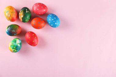 Geleneksel boyalı Paskalya yumurta kavramı. Üstten Görünüm kompozisyon.