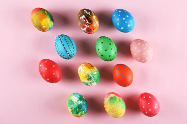 Geleneksel boyalı Paskalya yumurta kavramı. Üstten Görünüm kompozisyon.