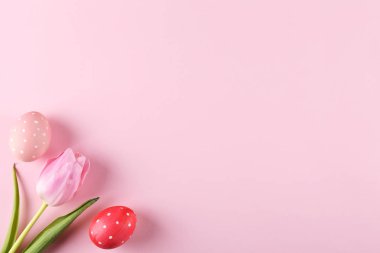 Geleneksel boyalı Paskalya yumurta kavramı. Üstten Görünüm kompozisyon.