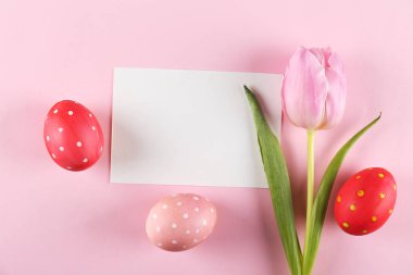 Geleneksel boyalı Paskalya yumurta kavramı. Üstten Görünüm kompozisyon.