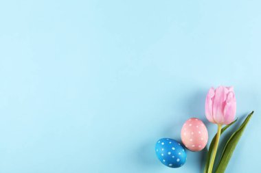 Geleneksel boyalı Paskalya yumurta kavramı. Üstten Görünüm kompozisyon.