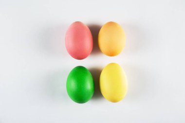 Geleneksel boyalı Paskalya yumurta kavramı. Üstten Görünüm kompozisyon.