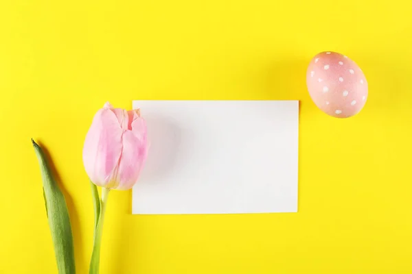 Concepto tradicional de huevos de Pascua pintados. Composición vista superior . — Foto de Stock